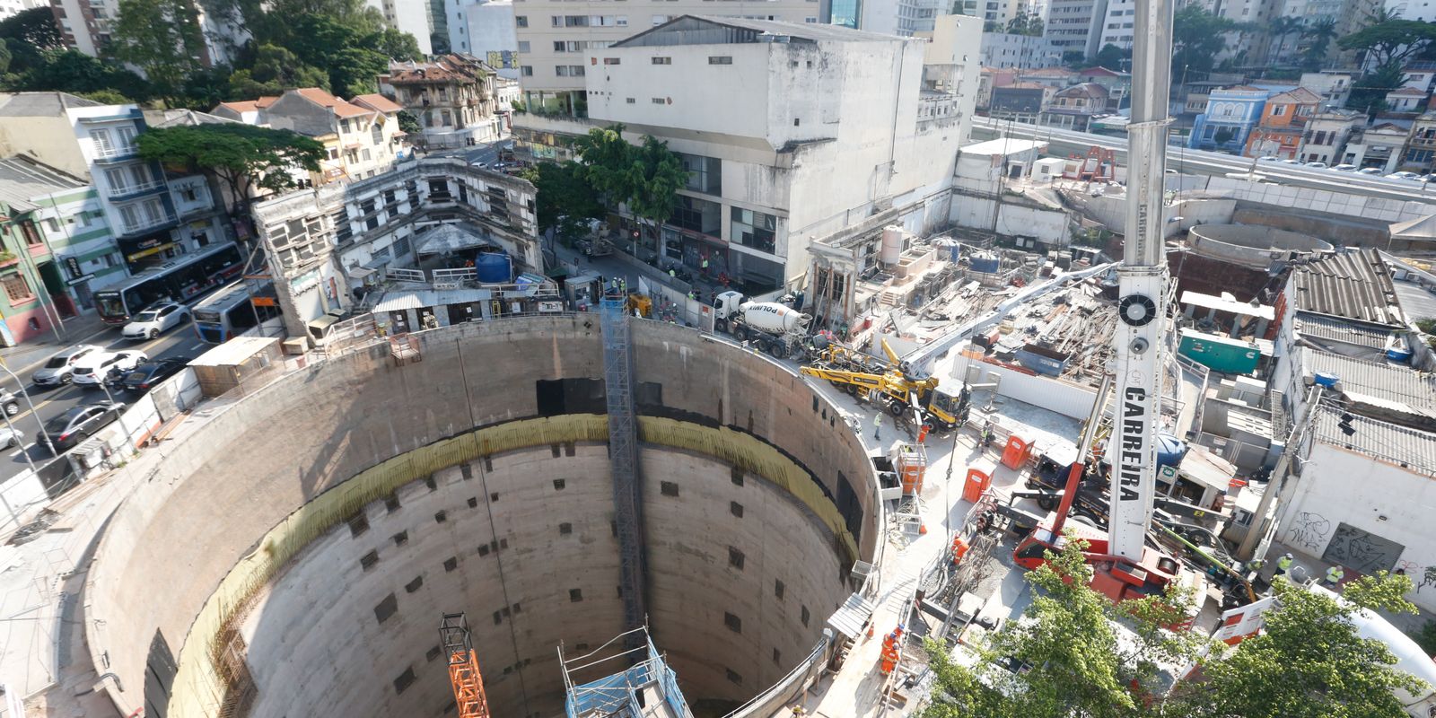 Desabamento abre cratera na Linha Laranja do Metrô de São Paulo