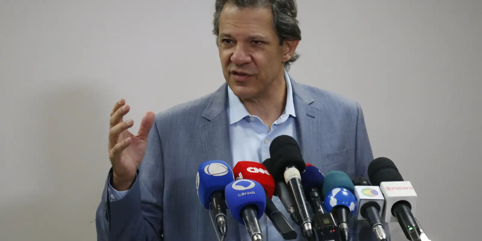 Haddad diz que câmbio é flutuante e dólar vai se acomodar