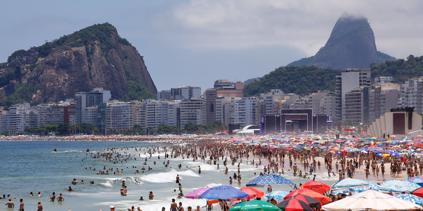 Sol movimenta praias do Rio, e noite de Réveillon não deve ter chuva