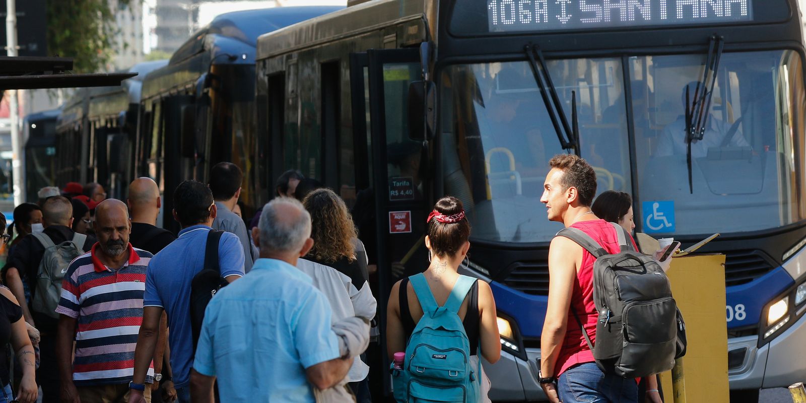 Manifestantes protestam contra aumento das passagens municipais em SP