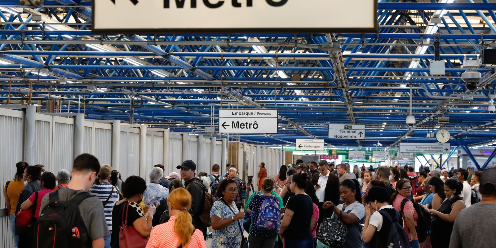 Metrô de SP retoma operação após alagamento de estação