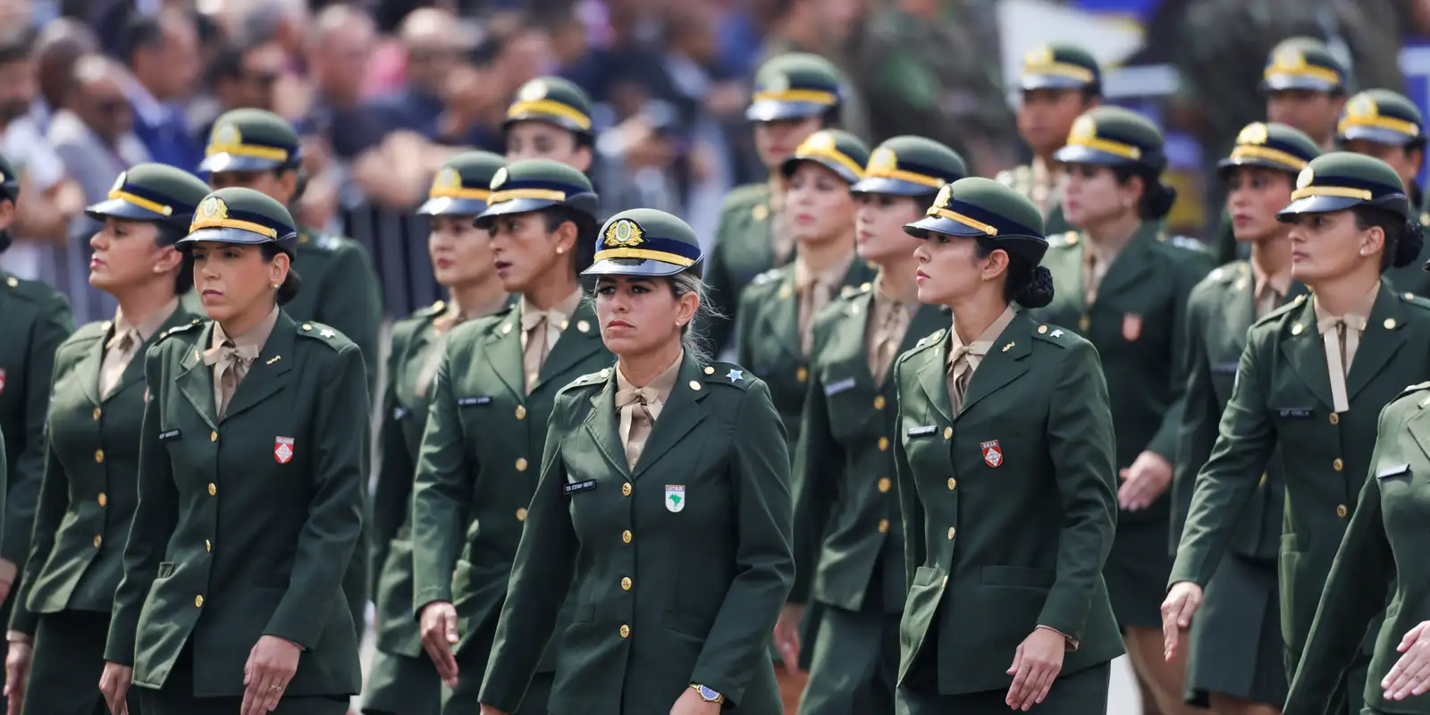 Sete mil mulheres se alistam no serviço militar em 2 dias